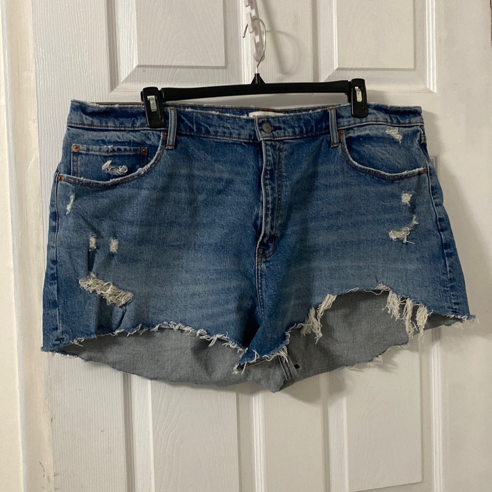 Abercrombie high rise mom short curve love size 35. Worn 2x and bought in 2022
